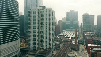 aérien transport centre. Chicago station Illinois Etats-Unis. chemin de fer des pistes de premier plan à le station et gratte-ciel bâtiments sont grattes ciels situé dans centre ville Chicago. video