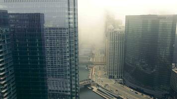 survolant le centre-ville de Chicago par une journée brumeuse. pont de la rue. Trafic sur les routes de l'Illinois - Wacker Dr dans le centre-ville de Chicago video