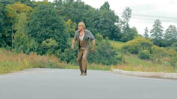 embriagado hombre asombroso en rural camino, ebrio adulto masculino luchando a caminar Derecho en un aislado país la carretera. video