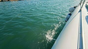 voilier croisière sur ouvert eau, côté vue de une voilier coque en mouvement par calme mer des eaux, création une doux réveiller. video