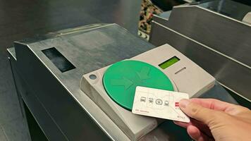 Madrid, España -15 septiembre 2023. exploración Entradas mediante automático torniquetes a metro estaciones un hombre aplica un tarjeta a leer un tarifa a un metro estación en Madrid, España. video