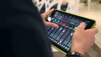 elektronisch Klang Panel auf das Tablette im das Hände von das dj video