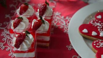 sucré gâteau avec des fraises et biscuits dans le forme de une cœur sur le table video