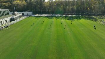 aérien vue de football pratique, aérien coup capturer football joueurs formation sur le champ avec poteaux de but et balle. video
