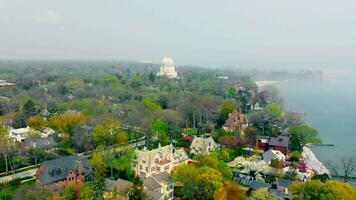 Wilmet, Illinois, Stati Uniti d'America 25.05.2022 aereo Visualizza su superiore Casa di culto bahai shcho nel davanti di Chicago per il stato di Illinois. grande offuscare di preghiera. pittoresco paesaggio design vicino il Chiesa video