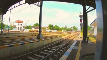 soerakarta, jawa tenga, Indonesië, 25 december 2023, treinen gaan trog station in solo Indonesië video