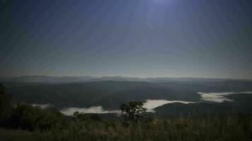 nebuloso e nublado em montanha Visão localizado às Tailândia video