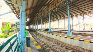 Surakarta, jawa tenga, Indonesia, 25 diciembre 2023, trenes yendo canal estación en solo Indonesia video