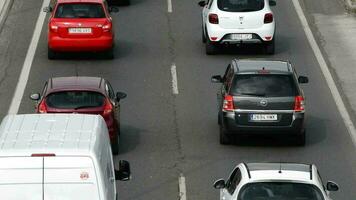 der Verkehr Autos Vorbeigehen im Straße mit Asphalt mit Risse gesehen von über video