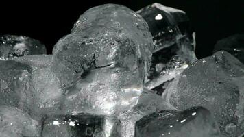 la glace cubes tournant sur noir Contexte video