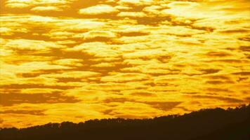Zeit Ablauf von das schön Himmel mit Wolken beim Sonnenuntergang. Sonnenuntergang Himmel beim Dämmerung im das Abend mit natürlich Himmel Hintergrund mit golden Orange Wolken. video