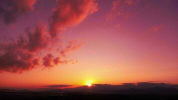 bellissimo natura cielo con arancia, giallo luce del sole e soffice nuvole. tempo periodo di un' bellissimo drammatico cielo con un' grande sole a tramonto o Alba. video