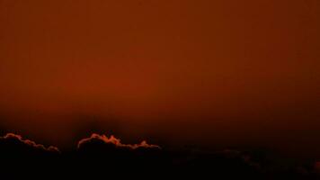 tempo periodo di il bellissimo cielo con nuvole a tramonto. tramonto cielo a crepuscolo nel il sera con naturale cielo sfondo con d'oro arancia nuvole. video