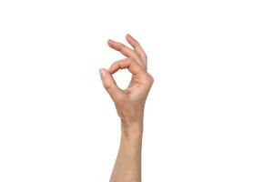un mujer mano demostración el Okay gesto aislado en un blanco antecedentes. foto