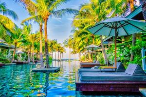 hotel recurso con un maravilloso azul nadando piscina en el medio de naturaleza foto