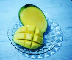 mangos rebanado cortar a cubitos en un vaso plato , parte superior ver foto