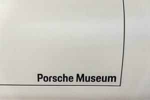 los ángeles, California - dieciséis abr 2023 - cerca arriba logo de Porsche museo pegatina en el coche puerta foto