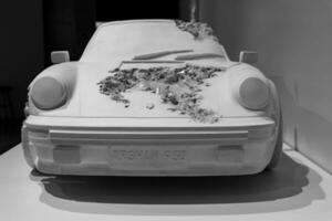 los ángeles, nosotros - dieciséis abr 2023 - erosionado carros en el expo por Daniel Arsham foto