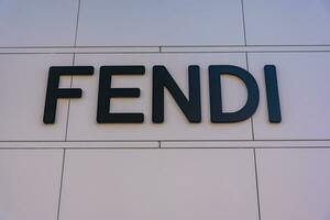 los ángeles, California - abr 19, 2023 - fendi marca Al por menor tienda logo letrero en el escaparate en el compras centro comercial foto