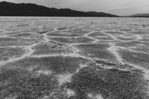 muerte Valle sal lago en nublado día foto