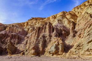 rock en el cañón con un azul cielo en el antecedentes foto