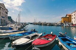 pirán, Eslovenia - ago 21, 2019 - puerto ver en piran con vistoso pequeño barcos foto