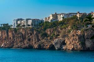 marina con residencial edificios y hoteles en el escarpado costa de antalya, Turquía foto