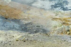 hidrotermal toma de corriente en el apuntalar de el caliente lago en el caldera de el golovnin volcán en el isla de kunashir foto