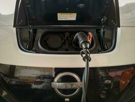 diciembre 25, 2023, Jacarta Indonesia, eléctrico coche cargando a cargando estación foto