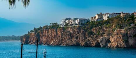 marina con residencial edificios y hoteles en el escarpado costa de antalya, Turquía foto