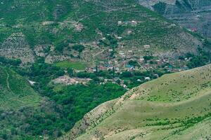 paisaje con un pueblo en un ladera de la montaña en un tierras altas en el daguestán, Cáucaso foto