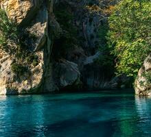 rocoso cañón con azul agua en goynuk, Turquía foto