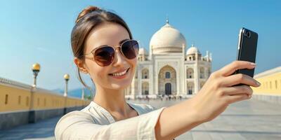 ai generado un sonriente turista mujer vistiendo Gafas de sol toma un selfie con su teléfono inteligente foto