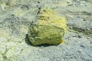 natural cristalino azufre pepita en un volcánico solfatárico campo foto