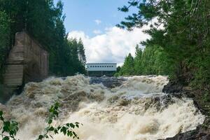 cascada durante abrió Cerraduras para ocioso descarga de agua a un pequeño hidroeléctrico poder estación foto