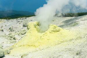 solfatara, fuente de caliente sulfuroso gases en el Pendiente de mendeleev volcán, kunashir isla foto