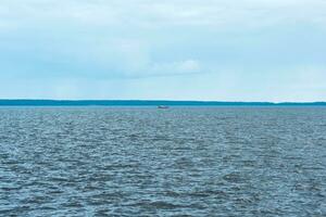 paisaje acuático de lago onega, el silueta de Longship es visible en el distancia foto