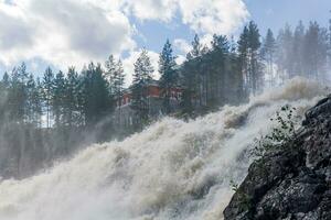 cascada durante abrió Cerraduras para ocioso descarga de agua a un pequeño hidroeléctrico poder estación foto