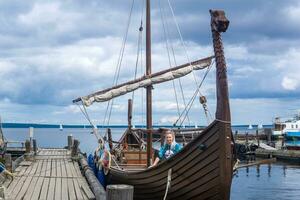turista a bordo un moderno réplica de antiguo vikingo Longship foto