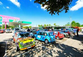 Nakhon Ratchasima, Tailandia - diciembre 6, 2023 hermosa austin mini cobre coche estacionamiento en gas estación y claro azul cielo con Copiar espacio. transporte, clásico o Clásico coche y vehículo concepto. foto