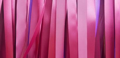 púrpura o Violeta, rosado o rojo cinta antecedentes o pared. pastel y vistoso papel o tela decoración en fiesta, festival, boda, nuevo año y celebracion concepto. foto