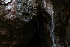 paredes de un estrecho cañón cerca, formando el bóvedas de el cueva foto