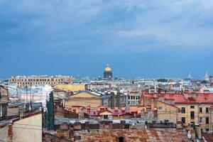 parte superior ver de el ciudad techos en el histórico centrar de Santo Petersburgo con lluvioso cielo foto