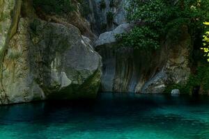 rocoso cañón con azul agua en goynuk, Turquía foto