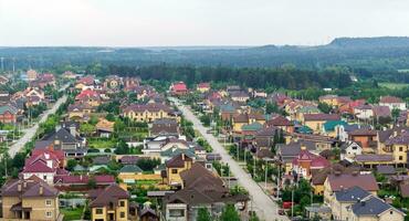 suburbano zona con residencial edificios en un enselvado área, parte superior ver foto