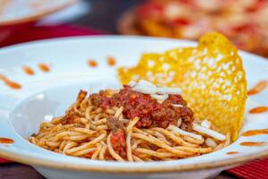 boloñesa pasta en un plato de cerca foto