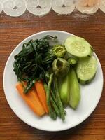 a plate of vegetables on a table photo