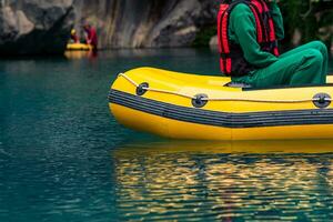 turistas en un inflable barco canotaje abajo el azul agua cañón en goynuk, Turquía foto