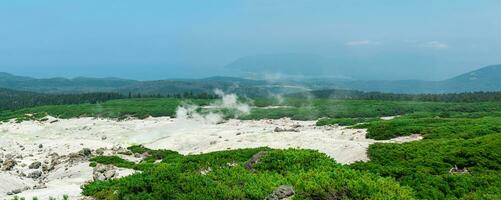 fumarola campo en el Pendiente de mendeleev volcán en kunashir isla con vista a el Oceano foto