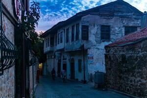 noche crepúsculo ver en kaleici, histórico centrar de antalya foto